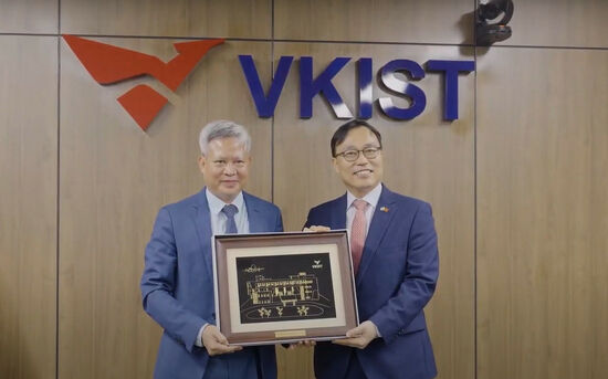Cùng Đại sứ Hàn Quốc tại Việt Nam, ông Choi Youngsam tham quan VKIST